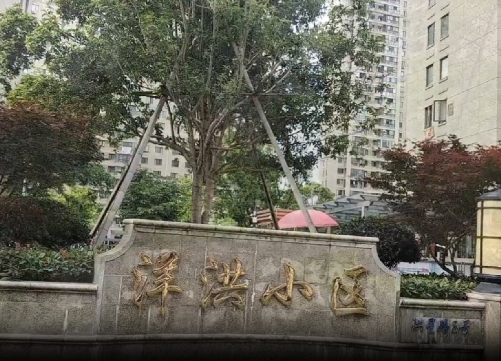 路桥洋洪小区停车场