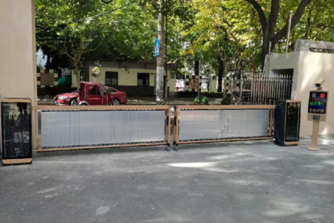 明德学校南侧停车场