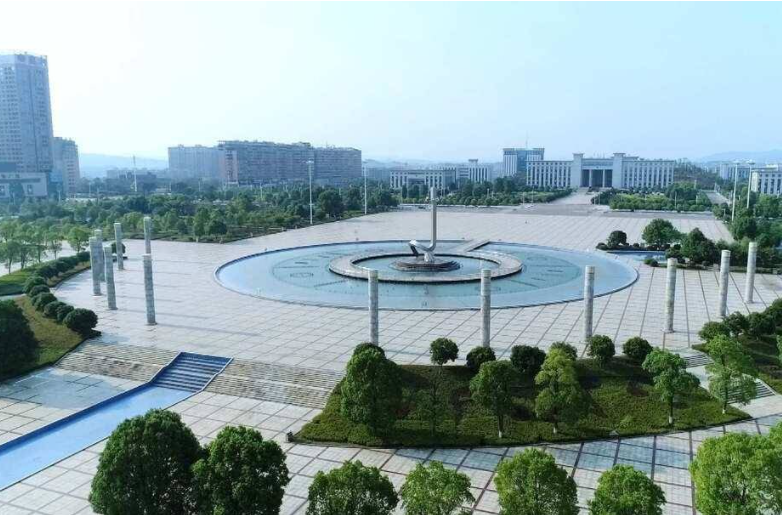 白竹湖广场南侧停车场