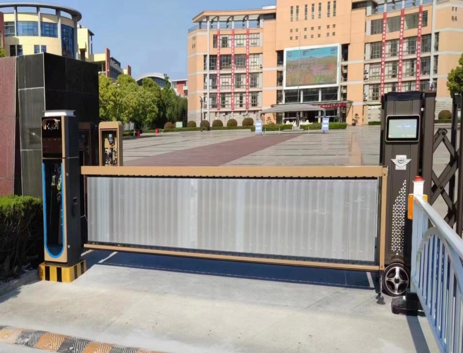 学校LED车牌识别显示广告道闸一体机案列