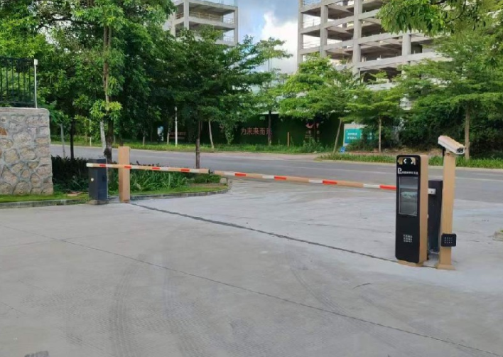 双车道LCD车牌识别智能道闸案例图