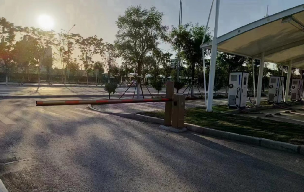 充电桩场站LK款车牌识别+直杆道闸